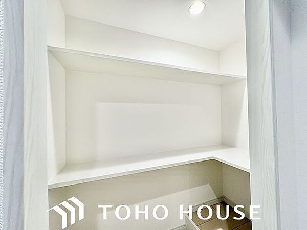 キッチンの奥にはパントリーをご用意。キッチンになるべく物がたまらないように工夫いたしました。