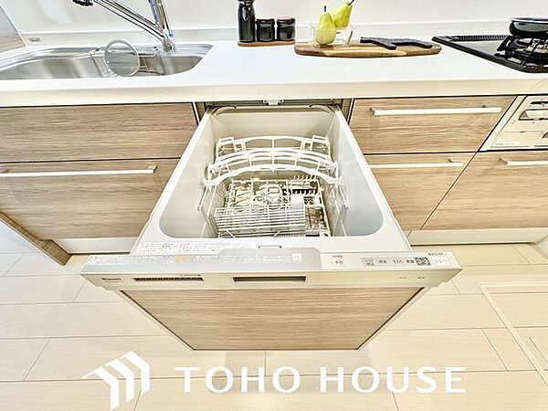 ビルトイン食洗機は作業台が広く使え、見た目もスッキリ。節水や節電も充実して家事の手助けをしてくれます。