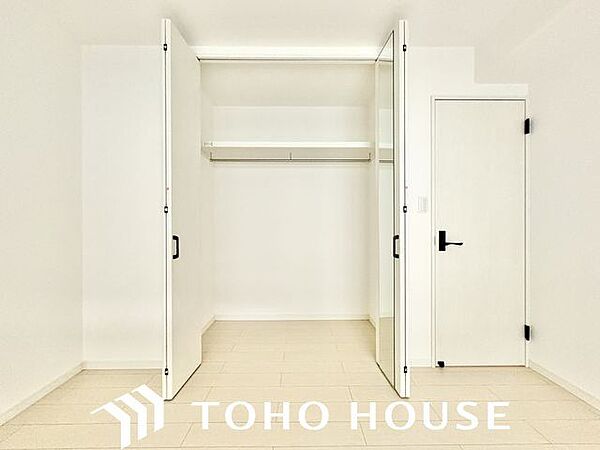 充分な収納スペースを確保。居室内に余計な家具を置く必要がないので、シンプルですっきりとした暮らし。