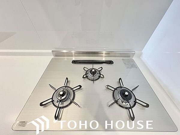 忙しいときでも一度にたくさんの料理が作れる3口コンロ。使い勝手の良さを考えました。