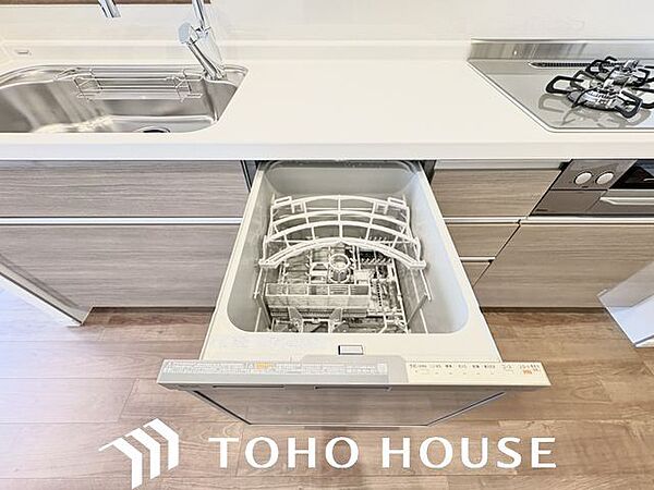 ビルトイン食洗機は作業台が広く使え、見た目もスッキリ。節水や節電も充実して家事の手助けをしてくれます。