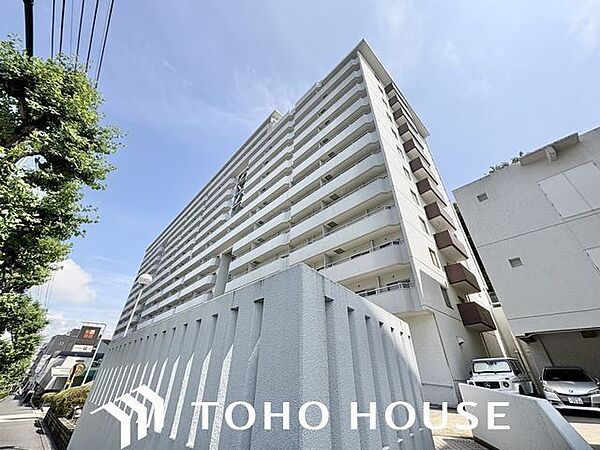 爽やかな青空の下に贅沢なほどに降り注ぐ陽光、豊かな居住性。クオリティが見事に調和した住空間。
