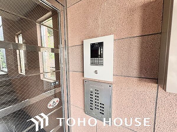 オートロックなど防犯面に配慮した住まいです。