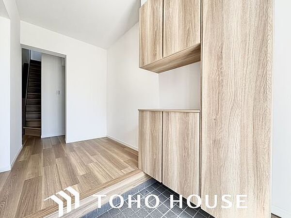 玄関はお家の顔としてすっきりとした素敵な空間に。印象のよい玄関は爽やかな住まいへの入り口です。