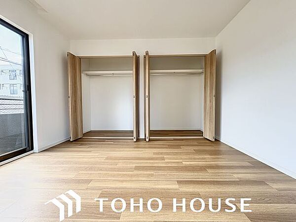 スーツやドレス、ロングコートなどの衣類はもちろん、季節の生活用品やスーツケースもしっかり収納できます。