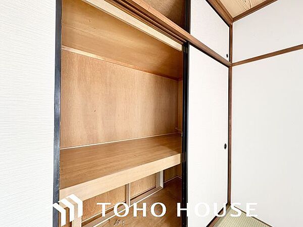 しっかりと奥行きのある押入れ。シーズンオフのお洋服やインテリアなども収納いただけます。