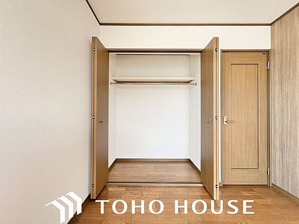 スーツやドレス、ロングコートなどの衣類はもちろん、季節の生活用品やスーツケースもしっかり収納できます。