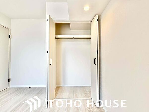 スーツやドレス、ロングコートなどの衣類はもちろん、季節の生活用品やスーツケースもしっかり収納できます。