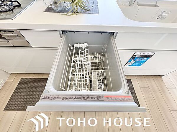 ビルトイン食洗機は作業台が広く使え、見た目もスッキリ。節水や節電も充実して家事の手助けをしてくれます。