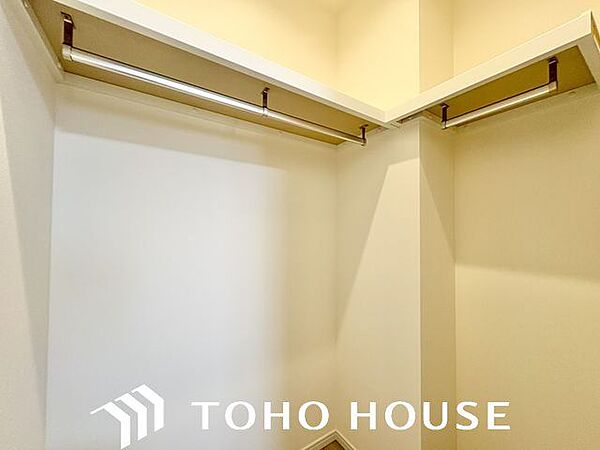 大容量収納可能なウォークインクローゼットはシーズンオフの服や普段使わない物をたくさん収納できます。