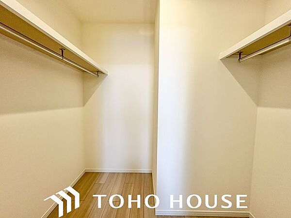 ひと目で収納物を確認できるウォークインクローゼットは、ゆとりの広さを備えた大型収納。