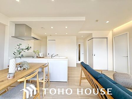 光と風があふれる開放的なリビングダイニング。明るく穏やかな空気のなかで飲んだり、食べたり、笑ったり。