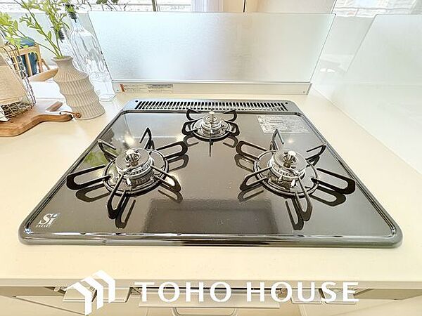 忙しいときでも一度にたくさんの料理が作れる3口コンロ。使い勝手の良さを考えました。