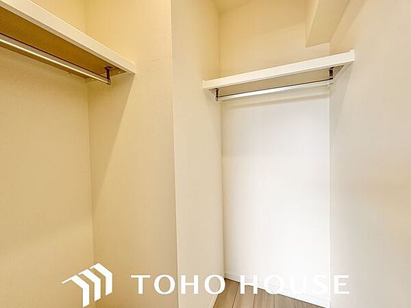 大容量収納可能なウォークインクローゼットはシーズンオフの服や普段使わない物をたくさん収納できます。