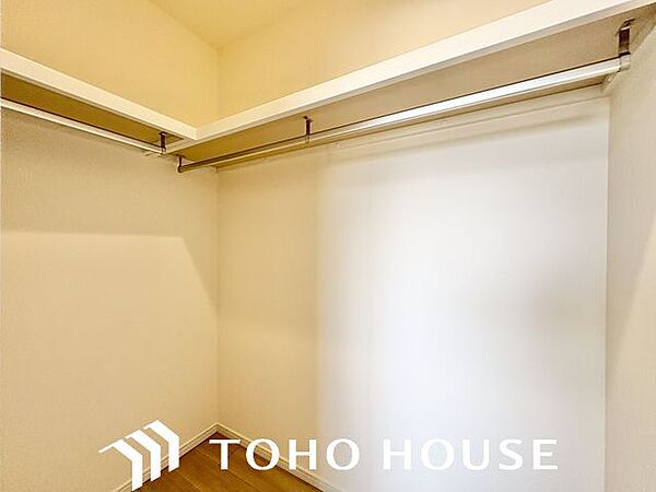 ひと目で収納物を確認できるウォークインクローゼットは、ゆとりの広さを備えた大型収納。