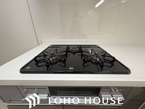 忙しいときでも一度にたくさんの料理が作れる3口コンロ。使い勝手の良さを考えました。