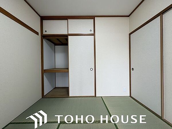 しっかりと奥行きのある押入れ。シーズンオフのお洋服やインテリアなども収納いただけます。