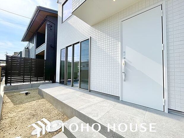 住まいの顔となる玄関は、落ち着きと華やぎの満ちた空間に。ご家族の「行ってきます」「ただいま」を見守り続けます。