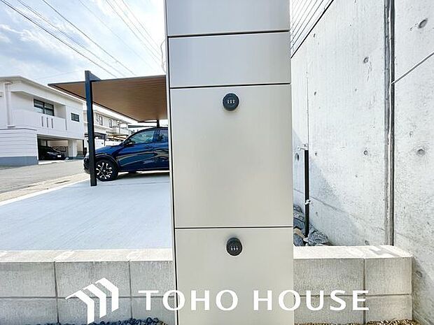 宅配BOX。お仕事やお出かけで荷物が受け取れない時も大変便利です。