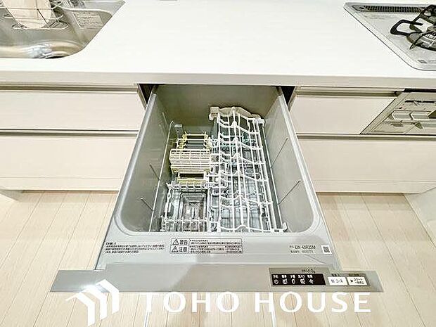 ビルトイン食洗機は作業台が広く使え、見た目もスッキリ。節水や節電も充実して家事の手助けをしてくれます。