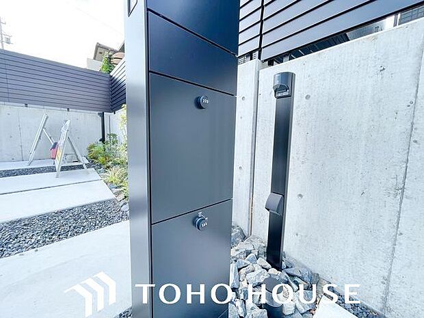 宅配BOX。お仕事やお出かけで荷物が受け取れない時も大変便利です。
