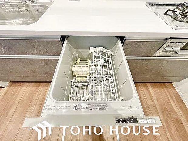 ビルトイン食洗機は作業台が広く使え、見た目もスッキリ。節水や節電も充実して家事の手助けをしてくれます。