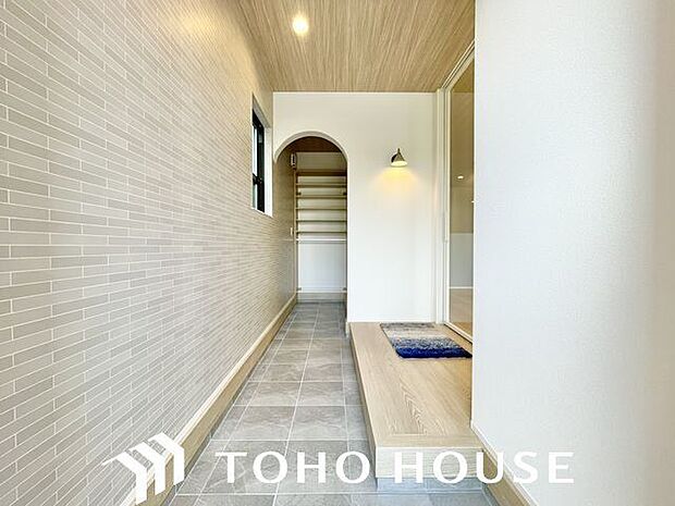 住まいの顔となる玄関は、落ち着きと華やぎの満ちた空間に。ご家族の「行ってきます」「ただいま」を見守り続けます。