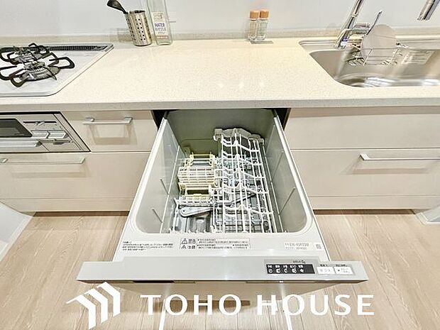 ビルトイン食洗機は作業台が広く使え、見た目もスッキリ。節水や節電も充実して家事の手助けをしてくれます。