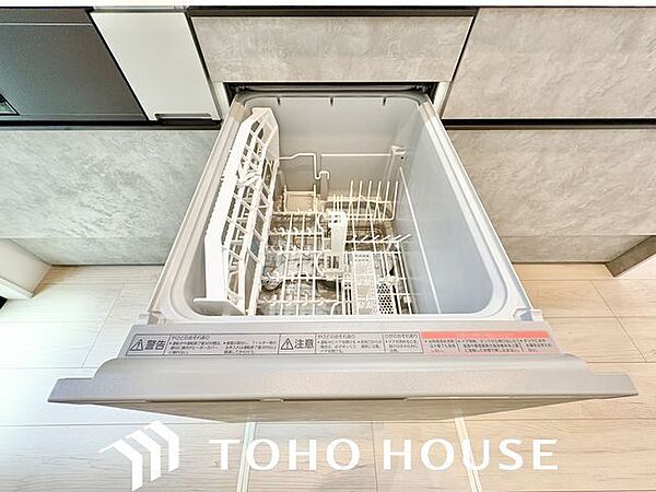 ビルトイン食洗機は作業台が広く使え、見た目もスッキリ。節水や節電も充実して家事の手助けをしてくれます。