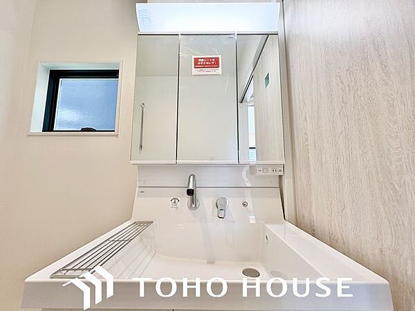 三面鏡の付いた洗面化粧台は、鏡面裏側にも機能的な収納を配置。スキンケア用品などが収納できます。