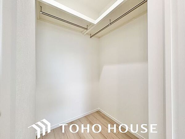 ひと目で収納物を確認できるウォークインクローゼットは、ゆとりの広さを備えた大型収納。