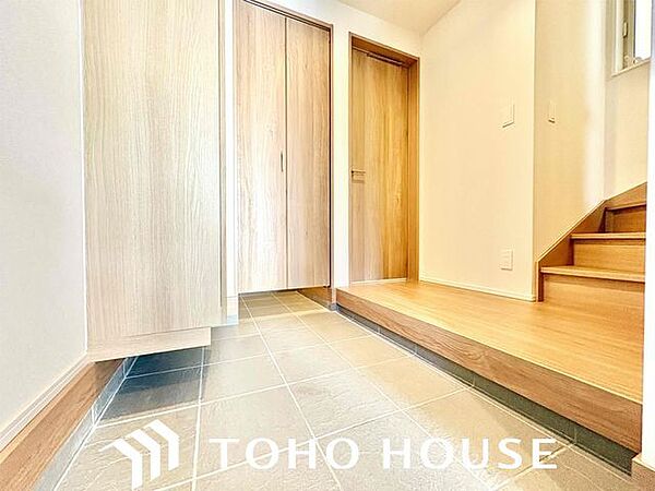 住まいの顔となる玄関は、落ち着きと華やぎの満ちた空間に。ご家族の「行ってきます」「ただいま」を見守り続けます。