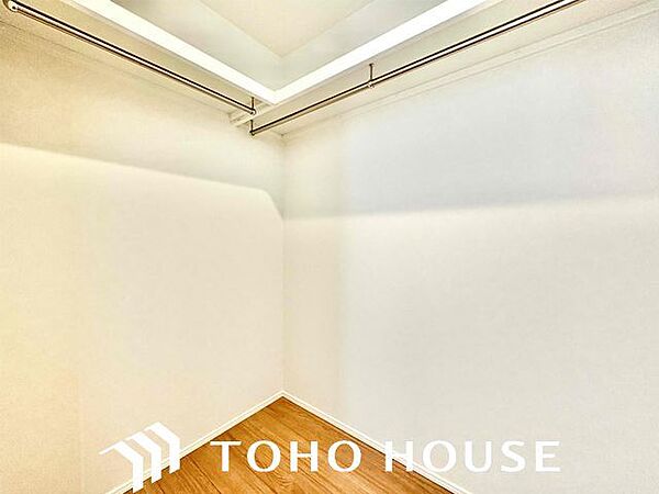 ひと目で収納物を確認できるウォークインクローゼットは、ゆとりの広さを備えた大型収納。