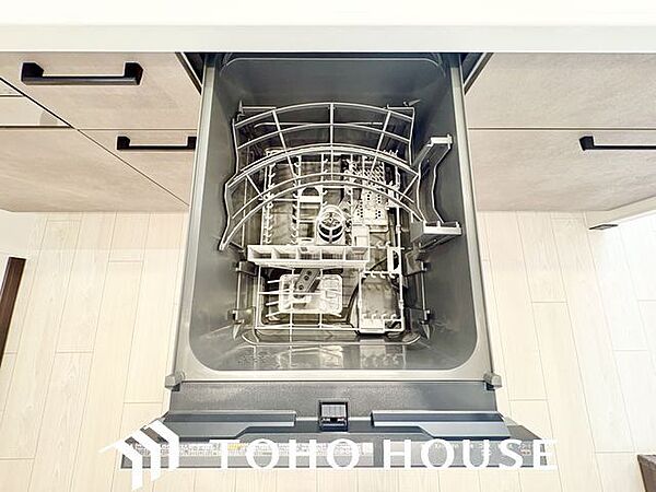 ビルトイン食洗機は作業台が広く使え、見た目もスッキリ。節水や節電も充実して家事の手助けをしてくれます。