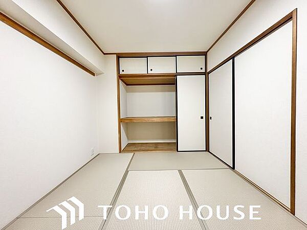 しっかりと奥行きのある押入れ。シーズンオフのお洋服やインテリアなども収納いただけます。