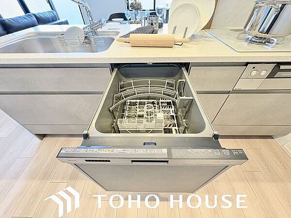 ビルトイン食洗機は作業台が広く使え、見た目もスッキリ。節水や節電も充実して家事の手助けをしてくれます。