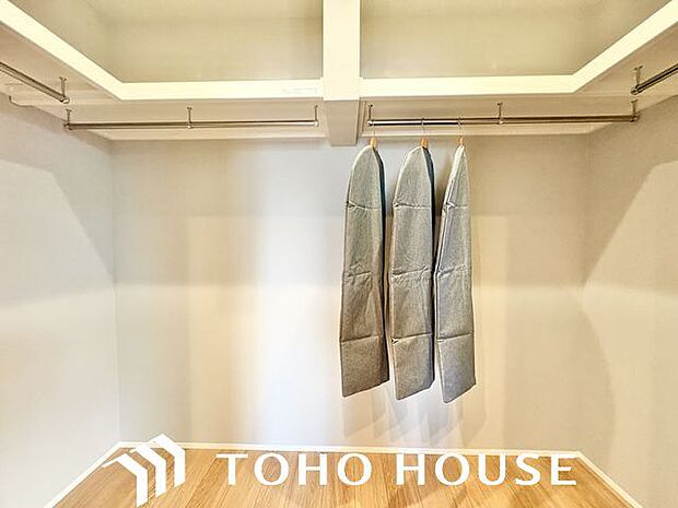 大容量収納可能なウォークインクローゼットはシーズンオフの服や普段使わない物をたくさん収納できます。