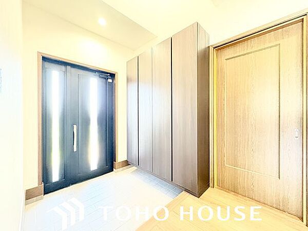 玄関はお家の顔としてすっきりとした素敵な空間に。印象のよい玄関は爽やかな住まいへの入り口です。