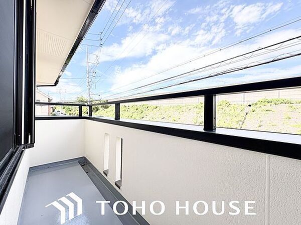バルコニーはご家族分の洗濯物を干せる広さがあり、太陽の陽射しでしっかりと乾きそうです。