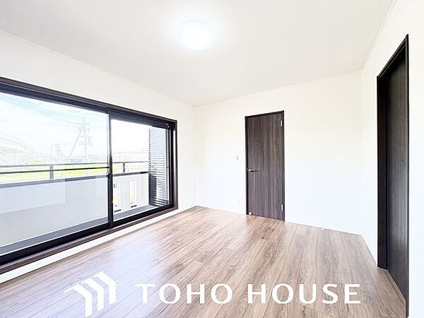 住まう方自身でカスタマイズして頂けるように「シンプル」にデザインされた室内。