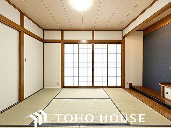 客間になったり、寝室になったりとなにかと便利な和室。井草の香りがやすらぎを与えます。