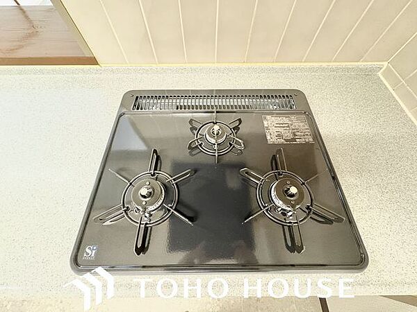 忙しいときでも一度にたくさんの料理が作れる3口コンロ。使い勝手の良さを考えました。