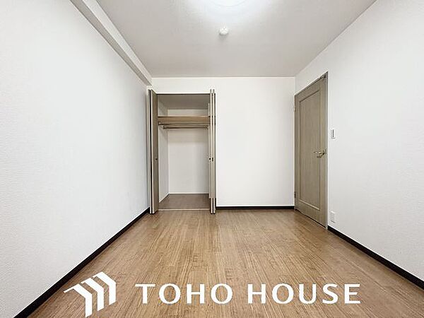 住まう方自身でカスタマイズして頂けるように「シンプル」にデザインされた室内。