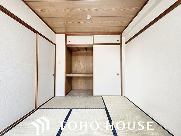 しっかりと奥行きのある押入れ。シーズンオフのお洋服やインテリアなども収納いただけます。