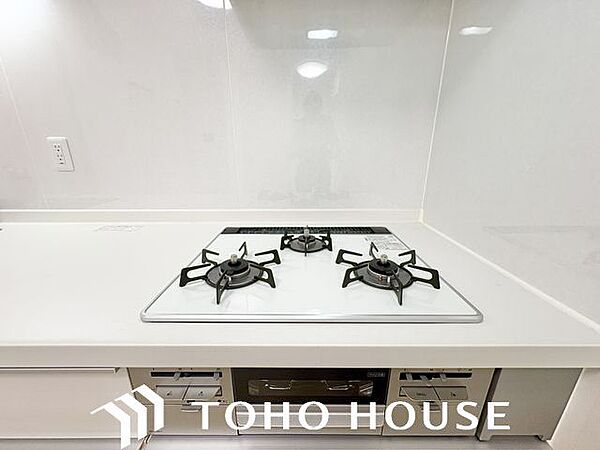 忙しいときでも一度にたくさんの料理が作れる3口コンロ。使い勝手の良さを考えました。