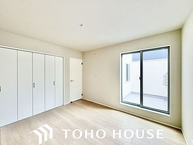 大きな窓からたっぷりと陽光が注がれる明るい空間。一日の疲れを癒してくれる洋室。時を忘れて過ごす空間。