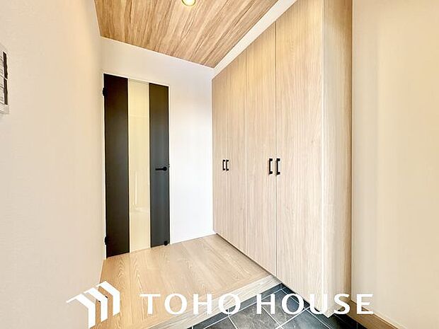 住まいの顔となる玄関は、落ち着きと華やぎの満ちた空間に。ご家族の「行ってきます」「ただいま」を見守り続けます。
