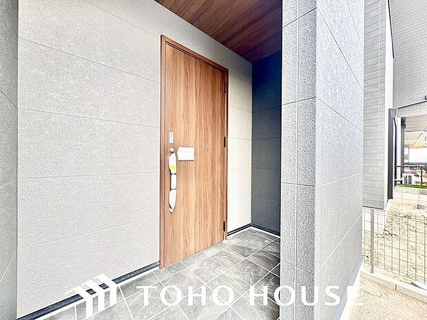 お住まいの顔となる玄関。様々なシーンで違った魅力的な表情を見せてくれます。