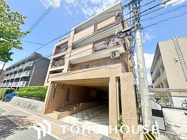 爽やかな青空の下に贅沢なほどに降り注ぐ陽光、豊かな居住性。クオリティが見事に調和した住空間。