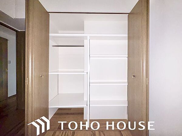 無駄を省き有効に活用した収納スペース。棚も設置して便利な収納に。毎日使う掃除機やお掃除グッズ、お洗濯グッズはここに。